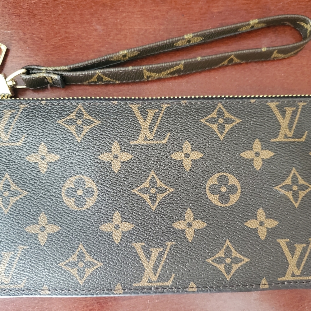 Wristlet/clutch wallet